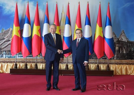 Lao National Assembly President Meets Vietnamese Party General Secretary